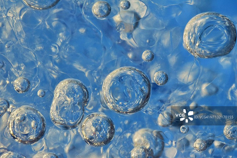 冰块中 trapped 的气泡的微距摄影图片素材