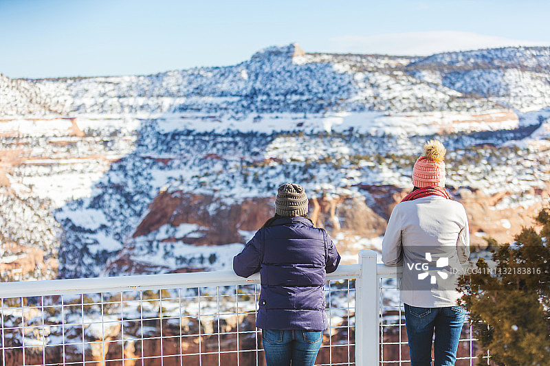 中年混合种族朋友在科罗拉多州户外探险观光图片素材