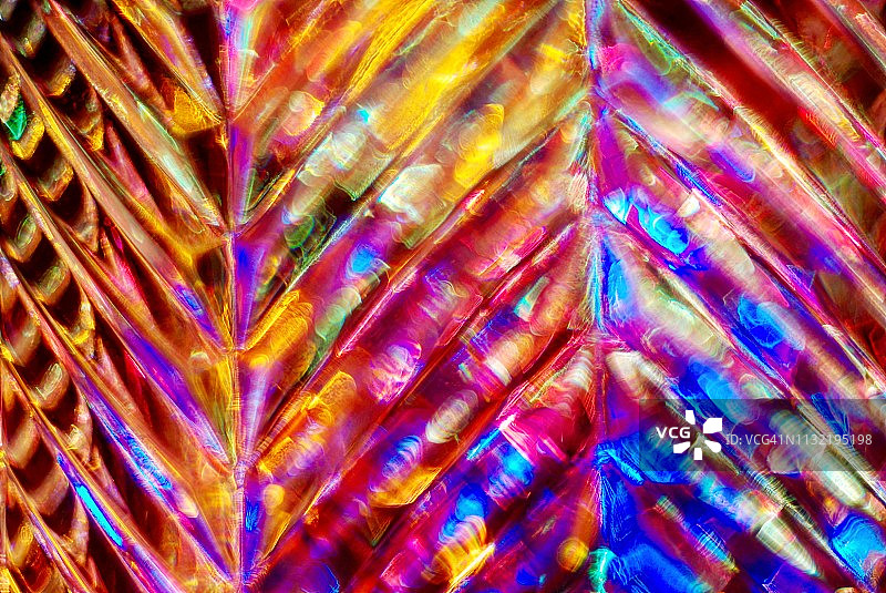 带蚀刻人字形图案和彩色灯光效果的玻璃杯图片素材