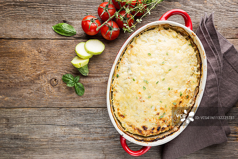 鸡肉和西葫芦砂锅图片素材