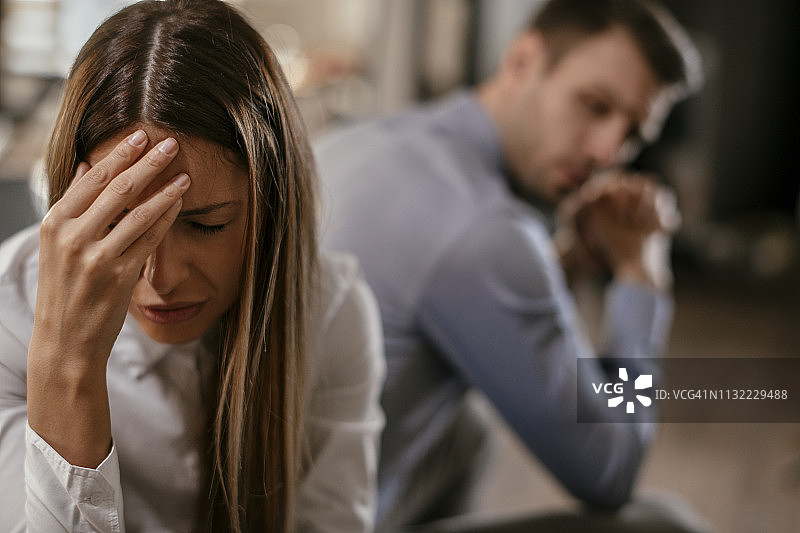 不快乐的年轻情侣图片素材