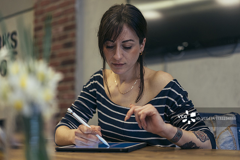 女设计师使用绘图板和触控笔图片素材