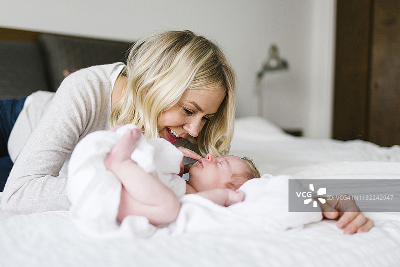 和儿子在一起的女人图片素材