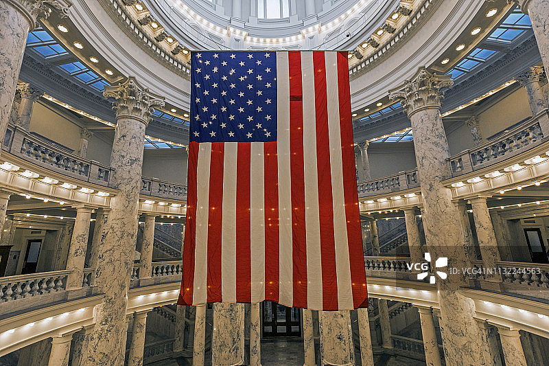 爱达荷州议会大厦悬挂的美国国旗图片素材