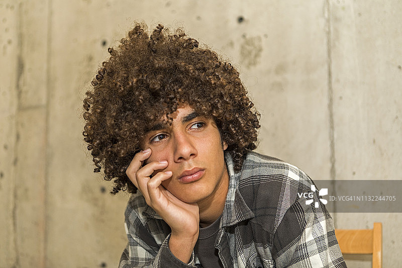 混凝土墙边的少年肖像图片素材