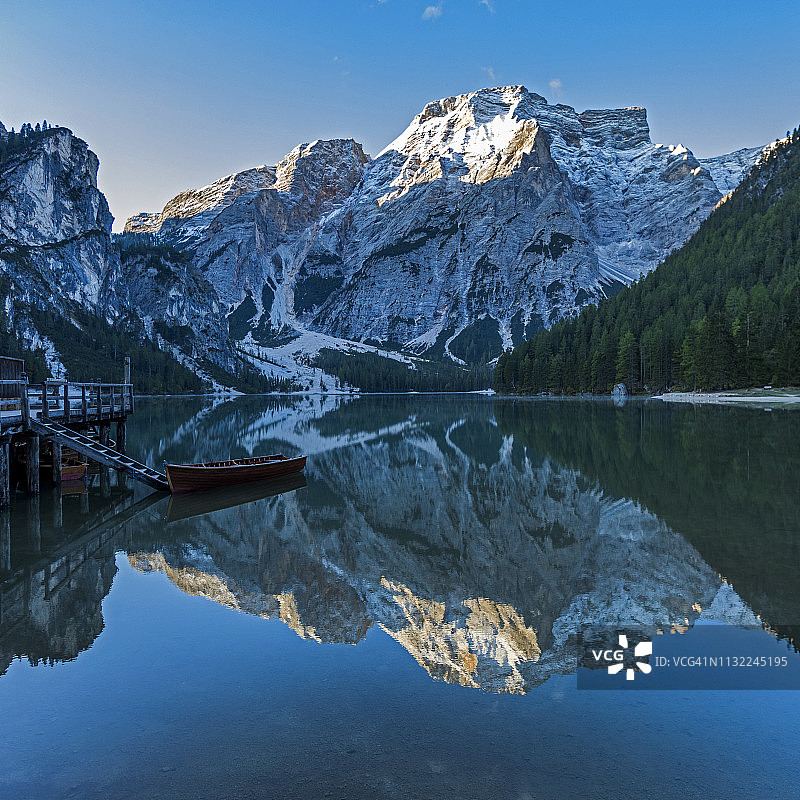 意大利南蒂罗尔普拉格斯湖畔的山脉图片素材