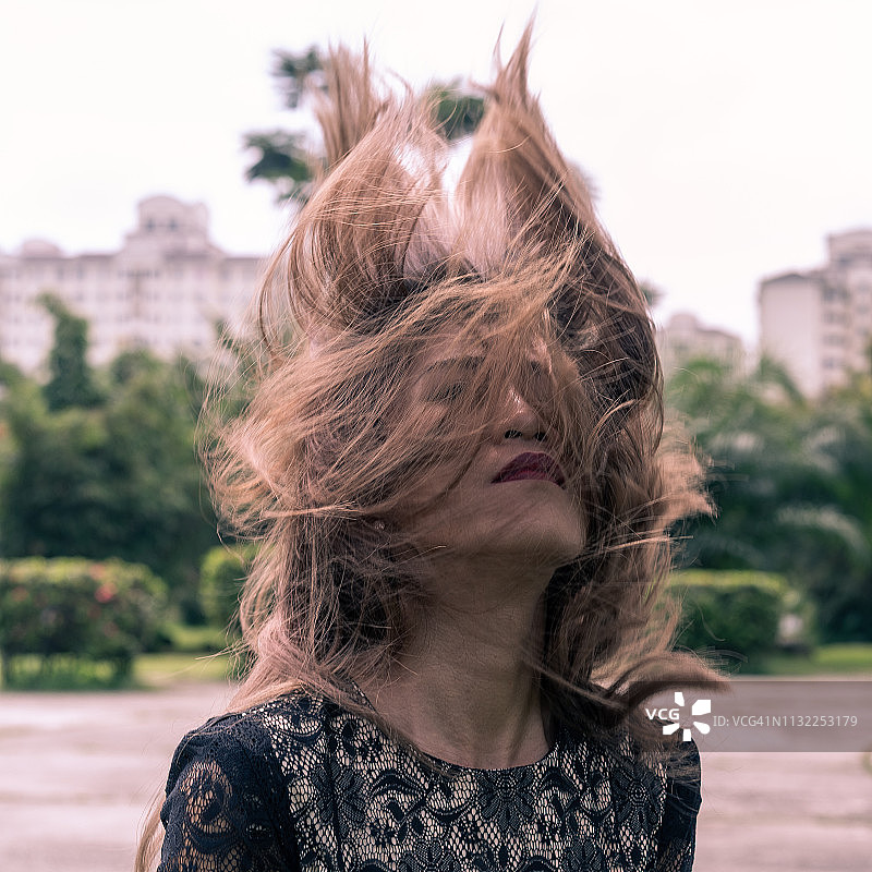 棕色头发的女人，头发飘逸图片素材