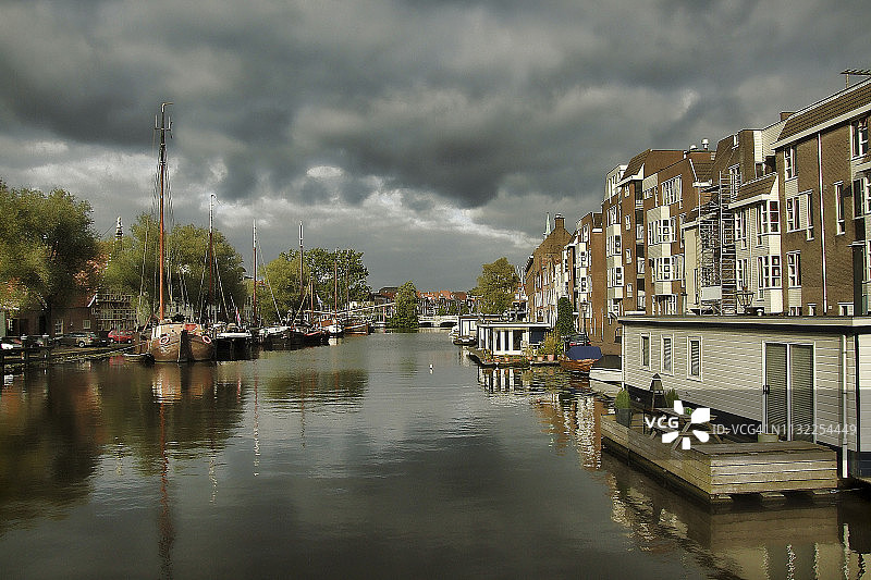 荷兰莱顿市的旧莱茵河图片素材