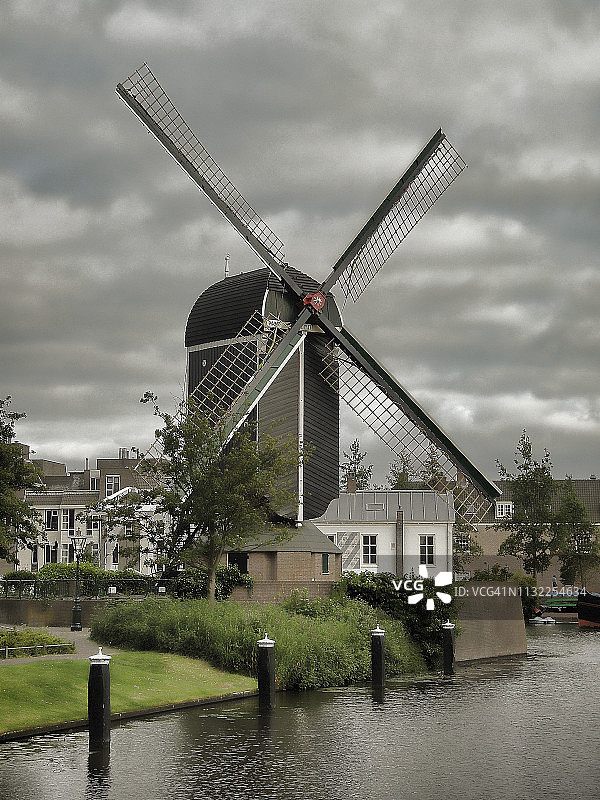 荷兰莱顿的“德普特”风车，又名伦勃朗风车图片素材