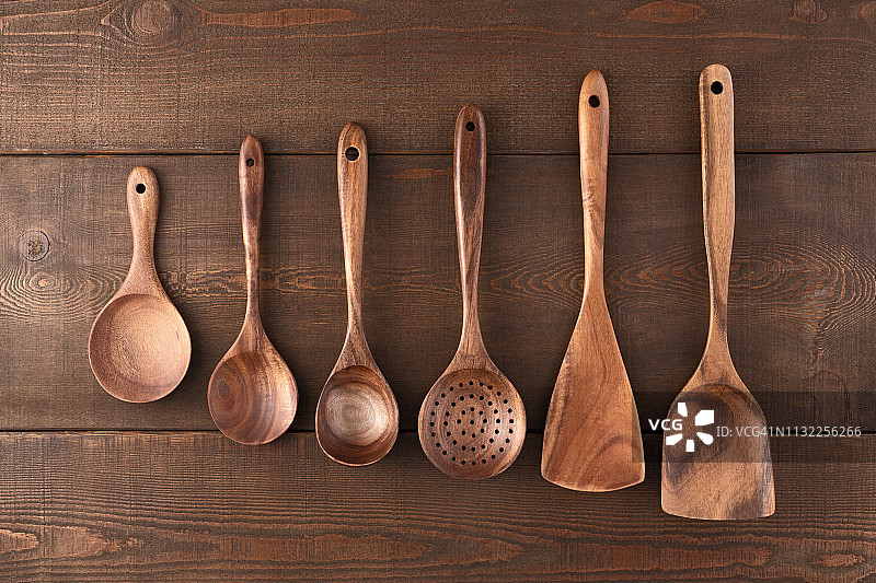 木桌上的木制厨房用具图片素材