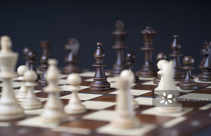 棋盘上的国际象棋棋子图片素材