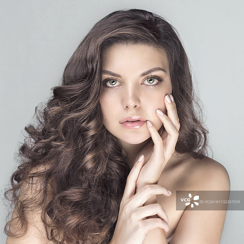 年轻女子的肖像图片素材