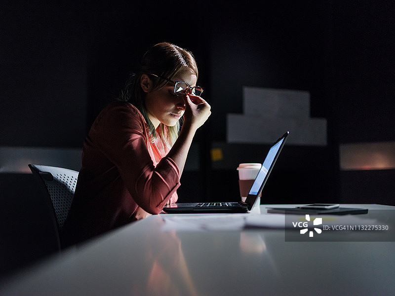疲惫的年轻女商人揉眼睛图片素材