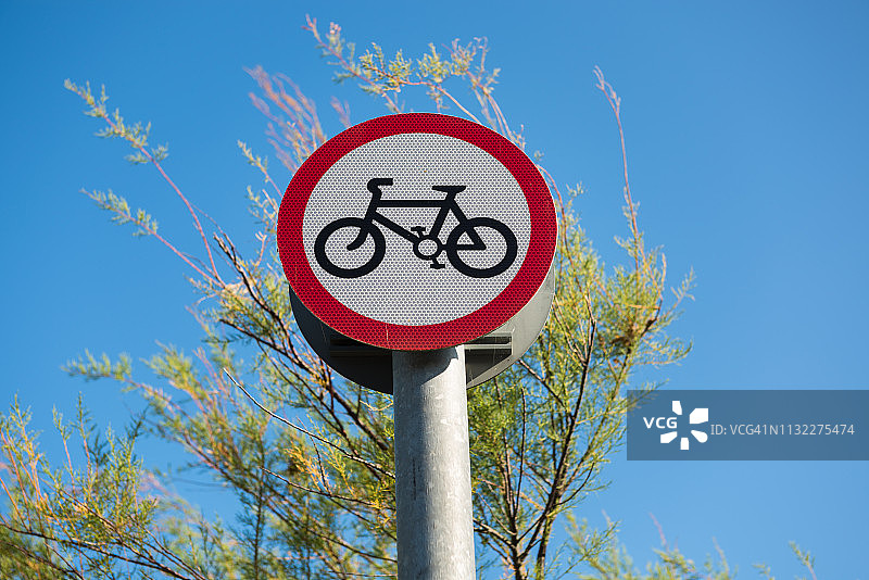 杆子上的“禁止骑自行车”标志图片素材