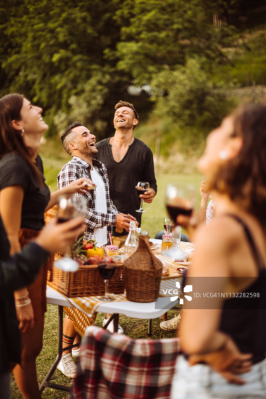 人们在乡村烤烧烤图片素材