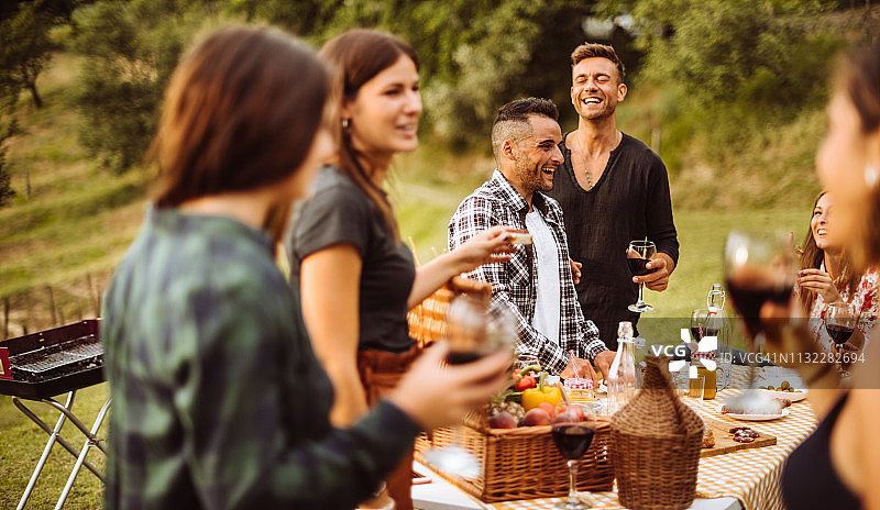 人们在乡村烤烧烤图片素材