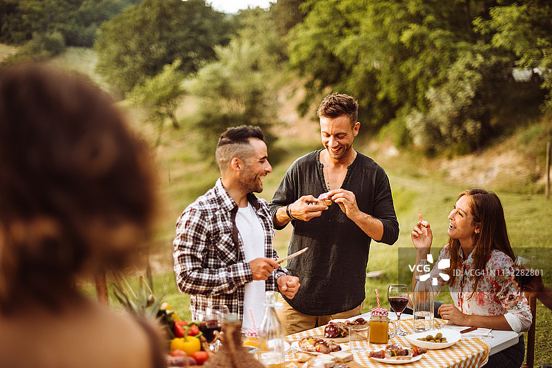 人们在乡村烤烧烤图片素材