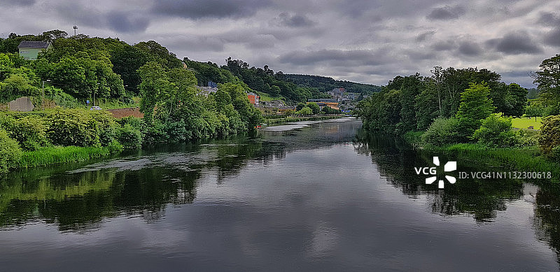西班牙米尼奥河畔的农田和森林图片素材