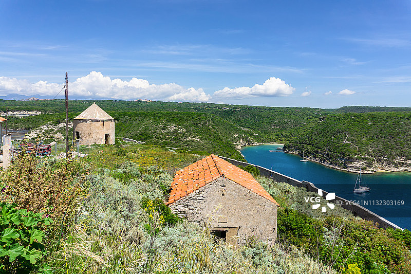 科西嘉岛奥斯特里科尼海滩与美丽泻湖的景色图片素材