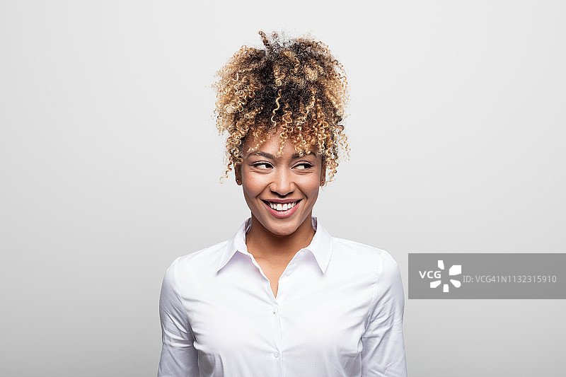 中年女商人面带微笑，看向远方图片素材