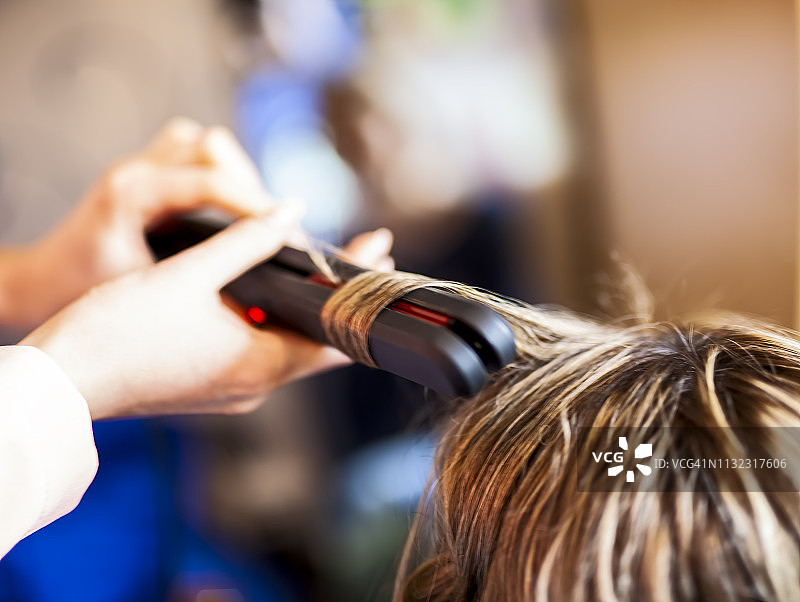理发师在沙龙为女士烫发图片素材