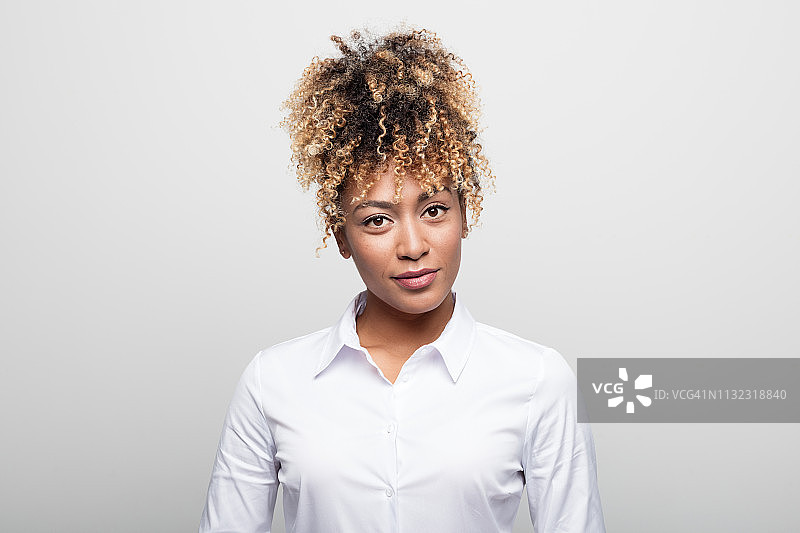 白色背景上的美丽女商人图片素材