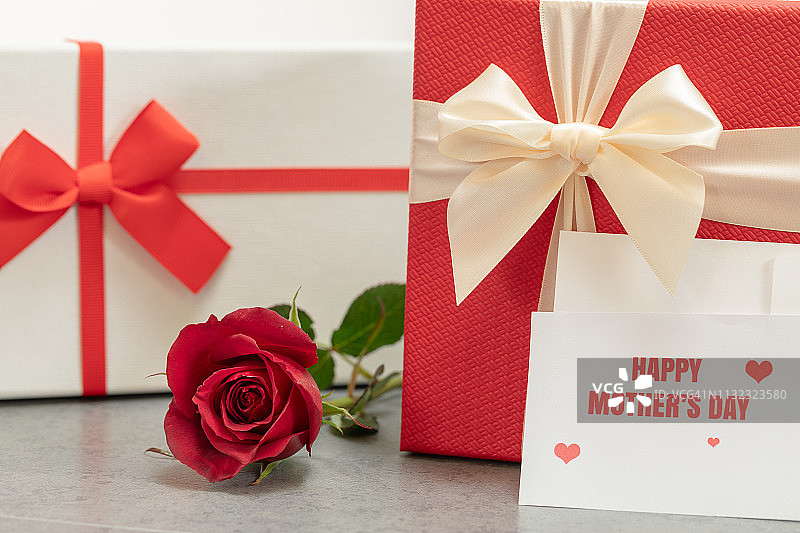 母亲节快乐祝福语礼品盒和红玫瑰图片素材