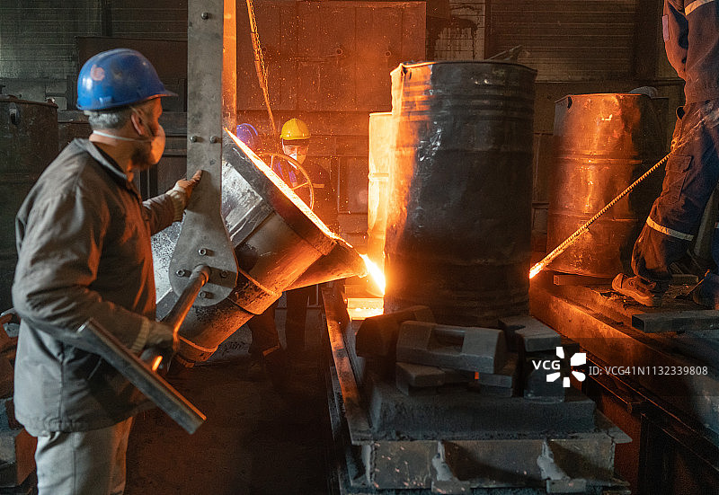 将液态金属倒入模具中图片素材