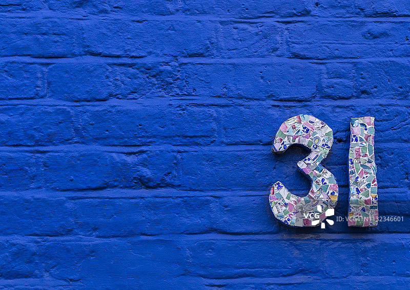 蓝色砖墙上的31号门牌图片素材