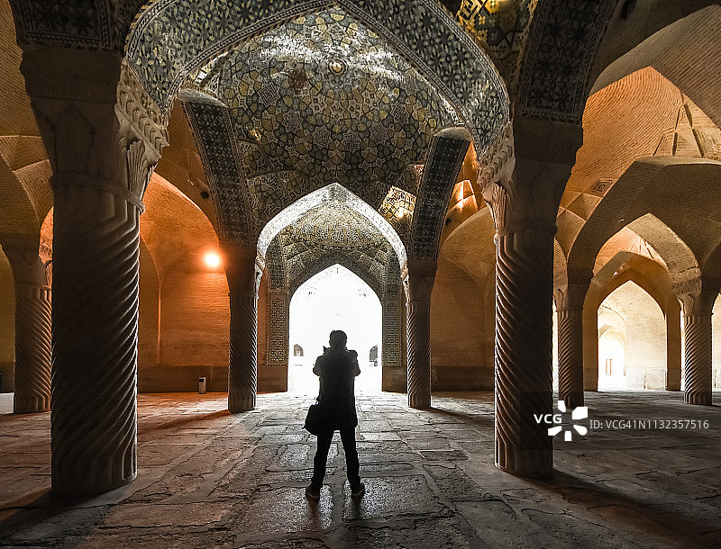 摄影师在伊朗设拉子瓦基尔清真寺拍摄（背影）图片素材