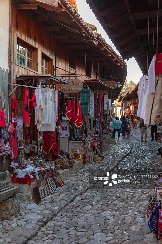 克鲁亚老城的鹅卵石街道，阿尔巴尼亚中世纪古都，2018年图片素材