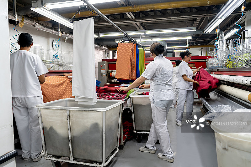 在工业干洗服务场所工作的人群图片素材