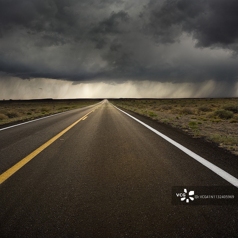 暴风雨云下的漫长道路图片素材
