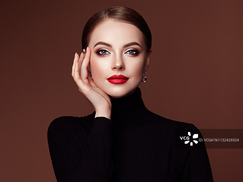 妆容精致的漂亮女人面容图片素材