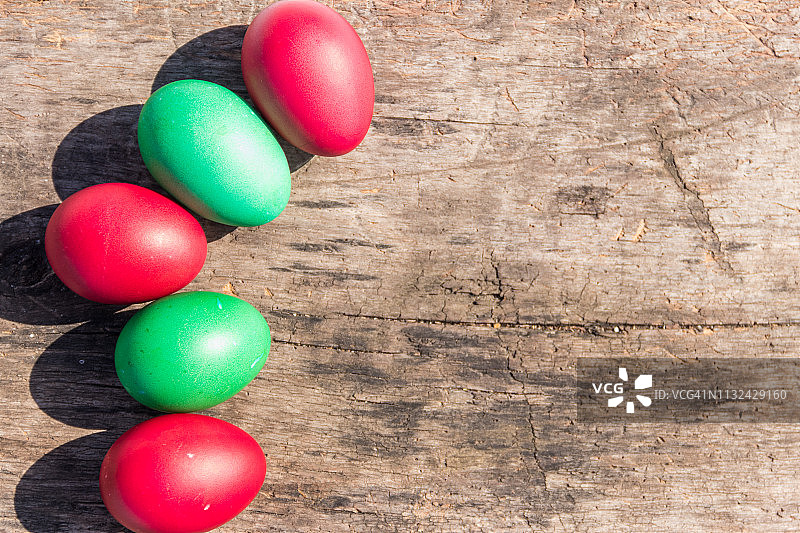 乡村木质背景上的彩绘复活节彩蛋图片素材