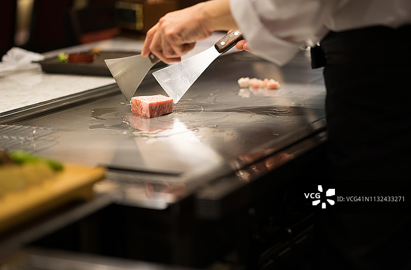 铁板烧厨师烹饪神户牛肉图片素材