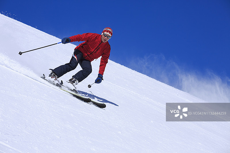 业余滑雪爱好者：阳光明媚的滑雪胜地，男子在意大利阿尔卑斯山滑雪图片素材