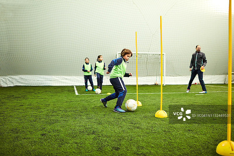 失明与失聪：植入人工耳蜗的男孩图片素材