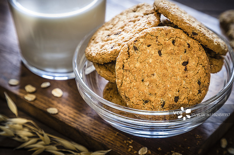 自制巧克力燕麦饼干图片素材