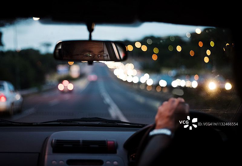 夜晚模糊的驾驶图片素材