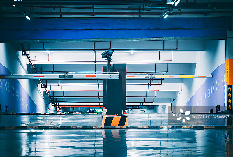 停车场的带摄像头的栏杆图片素材