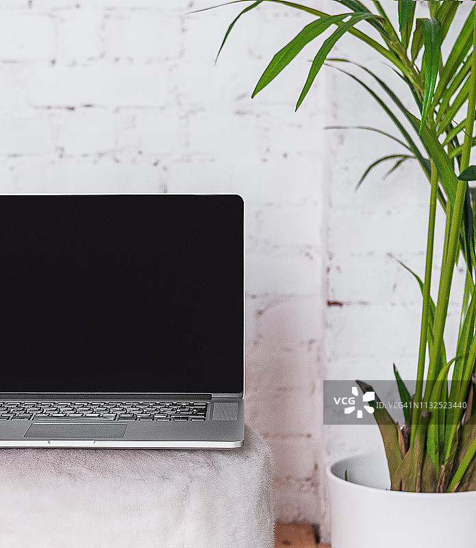 椅子上带空白屏幕的笔记本电脑模型图片素材