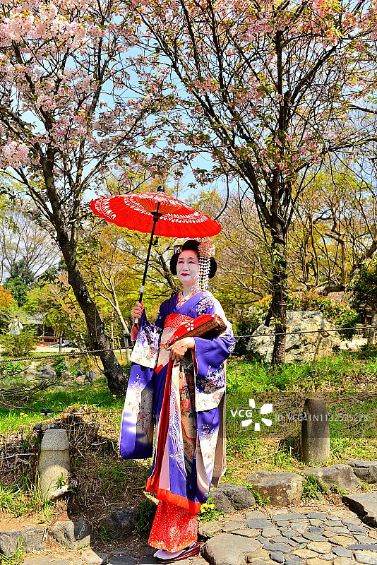身着舞妓服饰发型的日系女子在京都享受春天图片素材