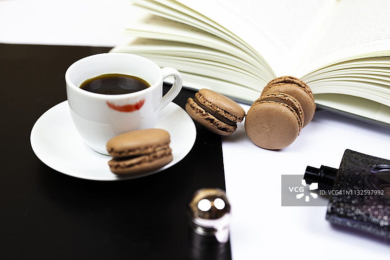 女商人使用笔记本电脑和书籍享受早晨图片素材