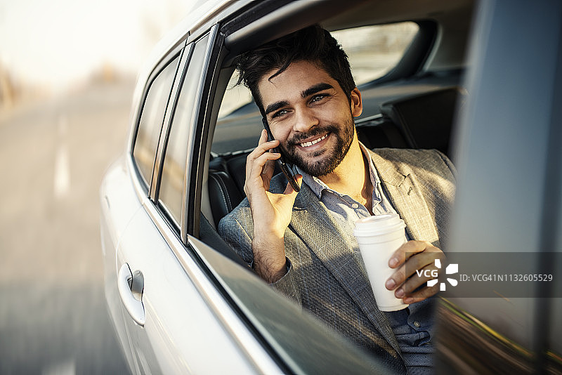 在车内用手机交谈的商人图片素材