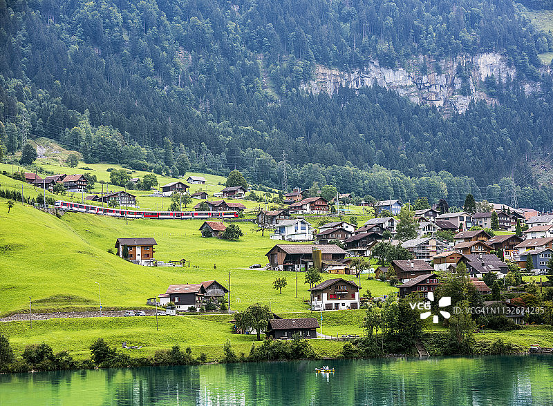 瑞士上瓦尔登州龙疆湖谷与因特拉肯列车图片素材