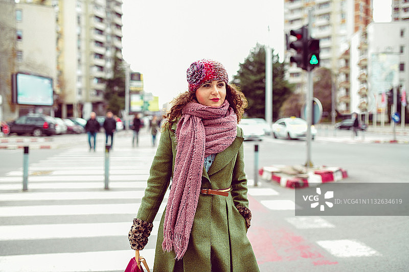 在市中心过马路的可爱女人图片素材
