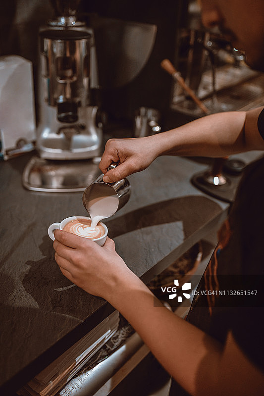 制作完美意式浓缩咖啡的流程图片素材