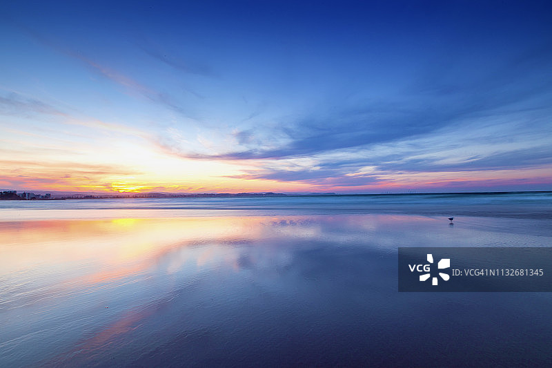 美丽的黄色和蓝色天空，海洋日出图片素材