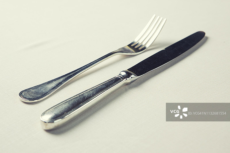餐桌上的刀叉图片素材
